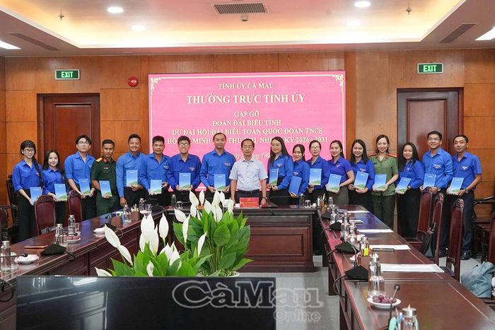  Đồng chí Hồ Thanh Thủy cùng Đoàn đại biểu tỉnh Cà Mau chụp ảnh lưu niệm trước thềm Đại hội Đại biểu toàn quốc Đoàn TNCS Hồ Chí Minh lần thứ XIII.