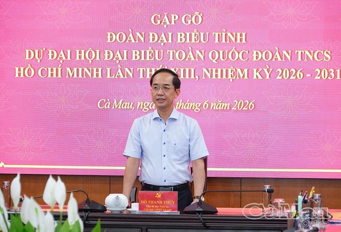 Đồng chí Hồ Thanh Thủy, Phó Bí thư Tỉnh ủy, Chủ tịch Ủy ban MTTQ Việt Nam tỉnh Cà Mau, phát biểu giao nhiệm vụ cho đoàn đại biểu dự Đại hội Đoàn toàn quốc lần thứ XIII.