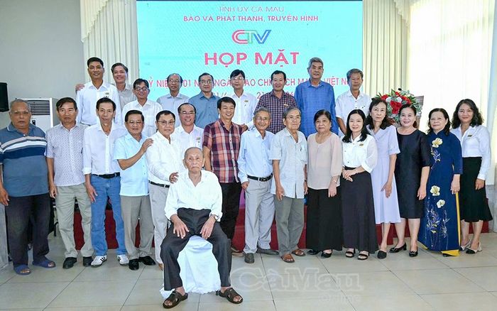 Các đại biểu chụp ảnh lưu niệm trong buổi họp mặt.