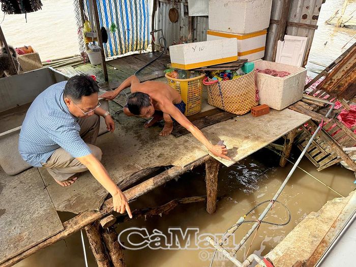  Ông Phạm Trường Giang, Phó Chủ tịch UBND xã Năm Căn, đến hiện trường kiểm tra tình hình, động viên và hỗ trợ người dân tháo dỡ nhà cửa, di dời tài sản khỏi khu vực nguy hiểm.