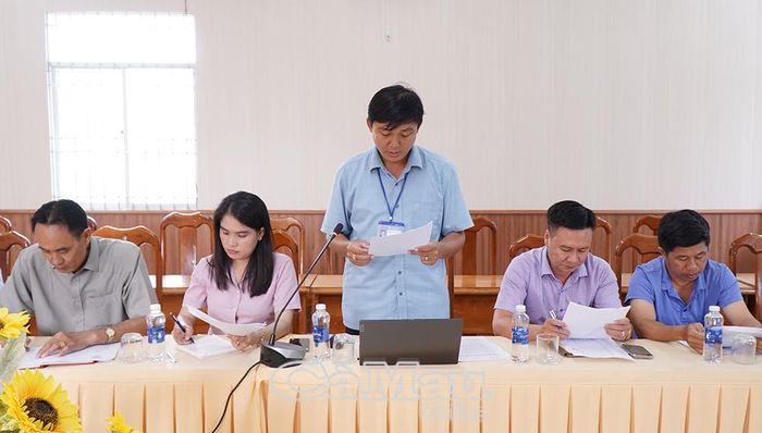 Ông Bùi Hoàn Chương, Phó Trưởng phòng Kinh tế xã Đất Mũi phát biểu, nêu một số đề xuất với đoàn công tác Liên minh HTX tỉnh.