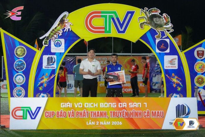  Ông Lê Huỳnh Hữu Tình, Giám đốc Kinh doanh Nha khoa Sài Gòn Tâm Đức Cà Mau, trao giải Thủ môn xuất sắc nhất giải cho Danh NaUy, đội Lý Tấn Tài Petro.