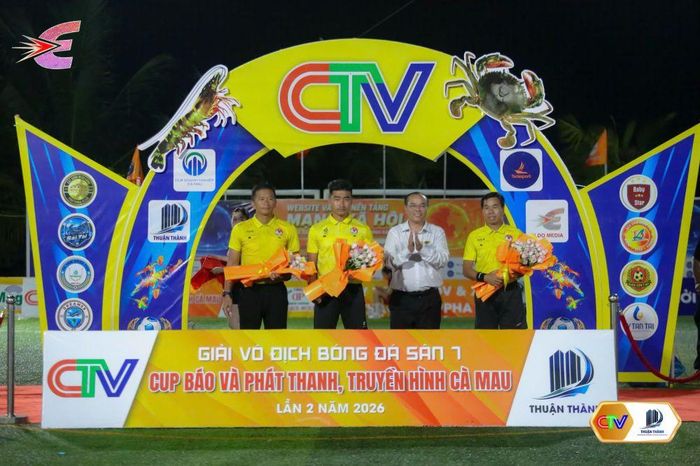 Ông Lâm Hồ Sỹ, Giám đốc Báo và phát thanh, truyền hình Cà Mau, Trưởng Ban Tổ chức, trao hoa cảm ơn tổ trọng tài.