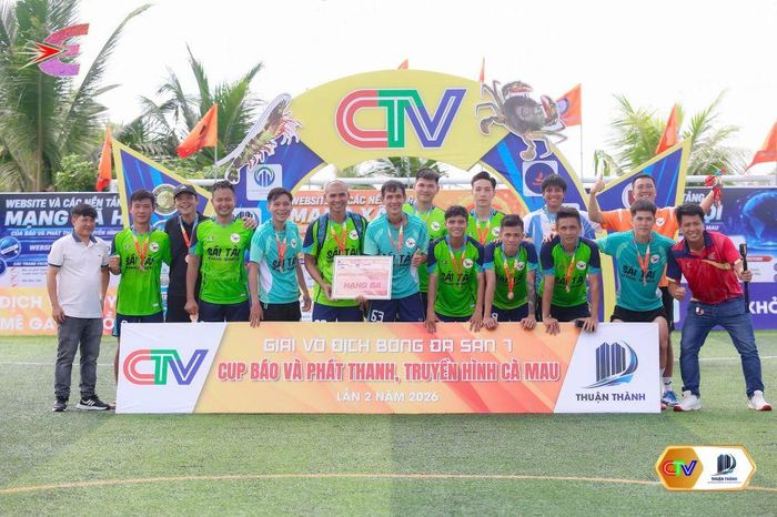 Trước đó, chiều cùng ngày, Ban Tổ chức đã trao giải thưởng hạng Ba cho 2 đội bóng Vựa Cua Sái Tài và Tiệm cơm Ý Mỹ.