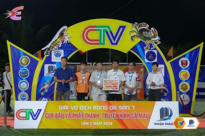 Ông Nguyễn Quốc Danh, Phó Giám đốc Báo và phát thanh, truyền hình Cà Mau, cùng ông Phạm Văn Hậu, Tổng Giám đốc Công ty Xây dựng Thuận Thành, trao giải thưởng hạng Nhì và chúc mừng đội bóng Văn phòng UBND tỉnh Cà Mau.