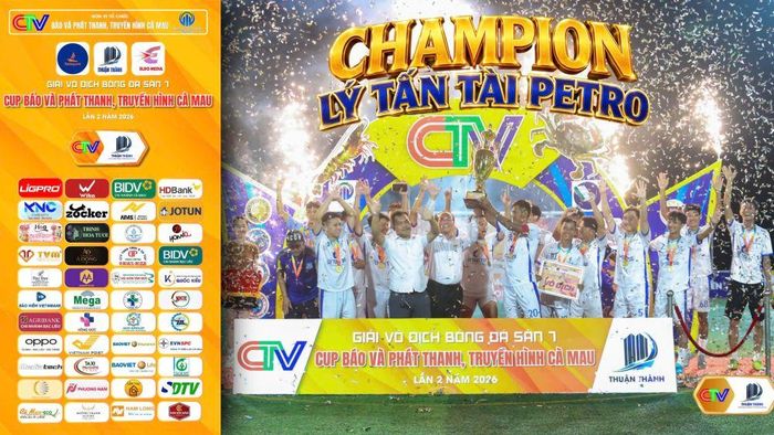 Ông Lâm Hồ Sỹ và ông Nguyễn Văn Thuận trao Cúp vô địch cho đội bóng Lý Tấn Tài Petro. Khoảnh khắc đăng quang của nhà vô địch tại CTV Cup 2026.