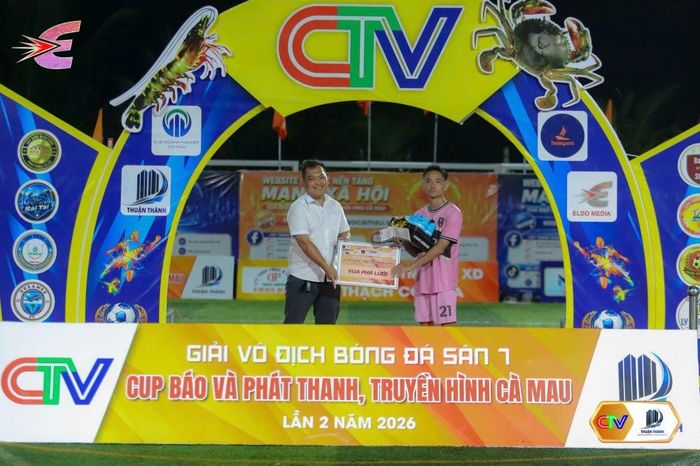 Ông Nguyễn Văn Thuận, Giám đốc điều hành Công ty TNHH Tư vấn Đầu tư phát triển Xây dựng Thuận Thành, Phó Trưởng ban Tổ chức, trao giải thưởng Vua Phá lưới (8 bàn) cho Đinh Vũ Kiệt, đội Baby star Cà Mau.