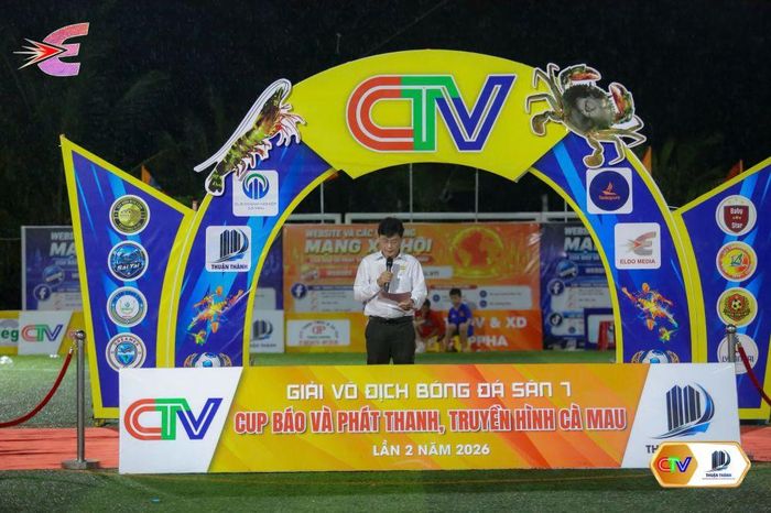 Ông Nguyễn Quốc Danh, Phó Giám đốc Báo và phát thanh, truyền hình Cà Mau, phát biểu tổng kết giải đấu.