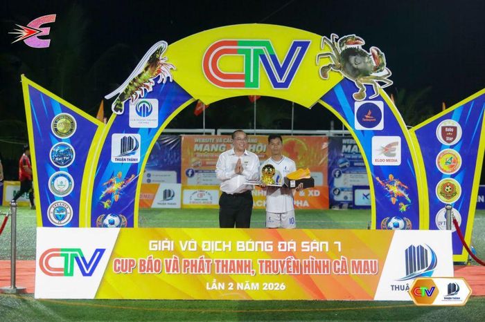 Ông Lâm Hồ Sỹ, Giám đốc Báo và phát thanh, truyền hình Cà Mau, Trưởng Ban Tổ chức, trao giải Cầu thủ xuất sắc nhất giải đấu cho cầu thủ Dương Sầm Bách của đội Lý Tấn Tài Petro.