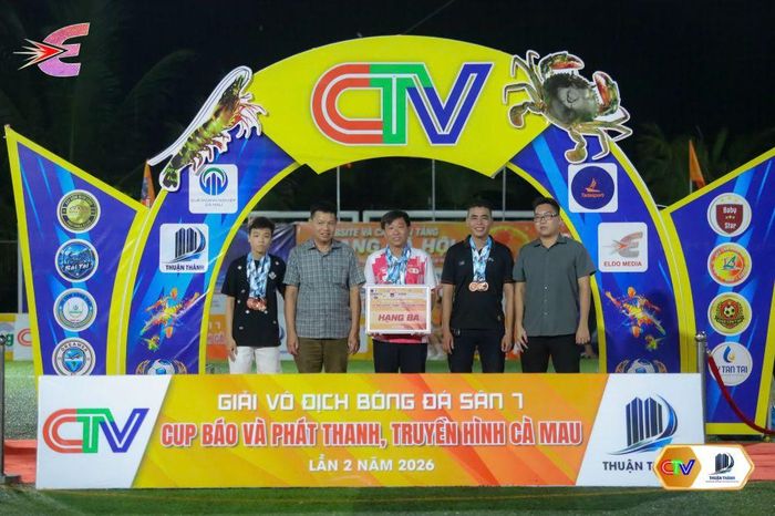 Ông Tạ Hải Đăng, Giám đốc Tada Sport cùng ông Trần Quốc Tuấn, Phó Giám đốc Công ty Cổ phần Cấp nước Cà Mau, trao giải thưởng hạng Ba và chúc mừng đội bóng Báo và phát thanh, truyền hình Cà Mau.
