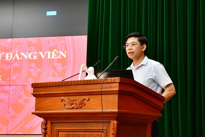 Giảng viên Lê Trọng Đức, Cục Chuyển đổi số - Cơ yếu, Văn phòng Trung ương Đảng trao đổi về phần mềm Sổ tay Đảng viên điện tử. Ảnh: M. Thúy
