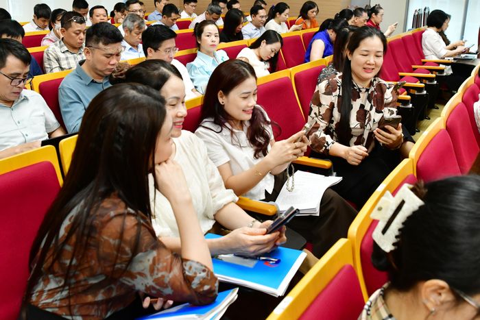 Các đảng viên thực hiện thao tác trên phần mềm Sổ tay Đảng viên điện tử. Ảnh: M. Thúy