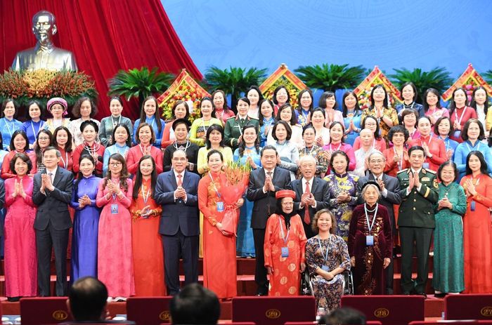 Ban Chấp hành Trung ương Hội LHPN Việt Nam khóa XIV chụp ảnh kỷ niệm cùng các đồng chí lãnh đạo Đảng, Nhà nước và các đại biểu khách mời tại Đại hội(. Phó Tổng Kiểm toán nhà nước Hà Thị Mỹ Dung - áo dài xanh, thứ ba từ trái sang). Ảnh: P. Hà