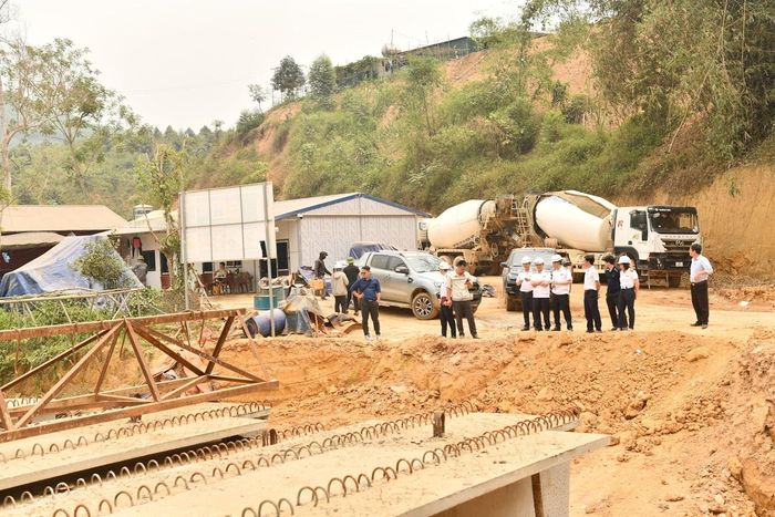 Đoàn công tác của Kiểm toán nhà nước ghi nhận tình hình tại công trường Dự án. Ảnh: TIẾN TÚ