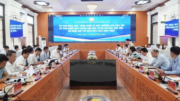 Quang cảnh cuộc làm việc của Đoàn công tác của Ủy ban Khoa học, Công nghệ và Môi trường của Quốc hội với UBND thành phố Huế. Ảnh: hue.gov.vn