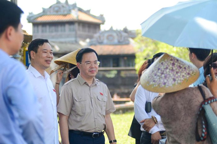 Đoàn công tác khảo sát một số công trình, dự án trọng điểm trên địa bàn thành phố Huế. Ảnh: daibieunhandan.vn