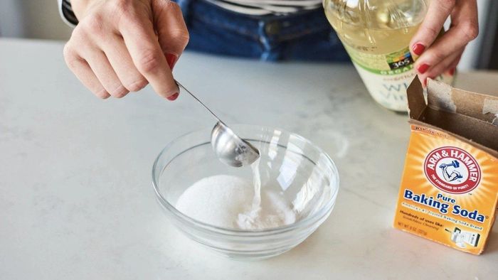 Giấm và baking soda có khả năng đánh bay vết dầu mỡ bám trên bếp gas một cách nhanh chóng. Ảnh minh họa