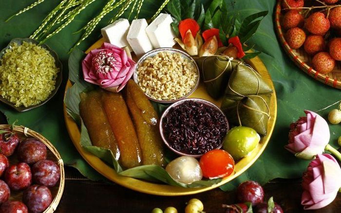 Tùy theo từng vùng miền và điều kiện của mỗi gia đình, mâm cúng còn có thể được bổ sung thêm nhiều món ăn truyền thống khác. Ảnh minh họa.