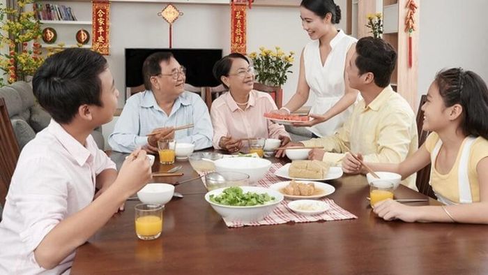 Người có giáo dưỡng cao không tùy tiện chê bai hoặc nhận xét món ăn. Ảnh minh họa