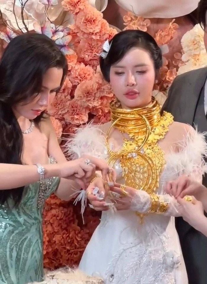 Lễ ăn hỏi của Kim Chi diễn ra trong khoảng một tiếng rưỡi. Ảnh cắt từ clip