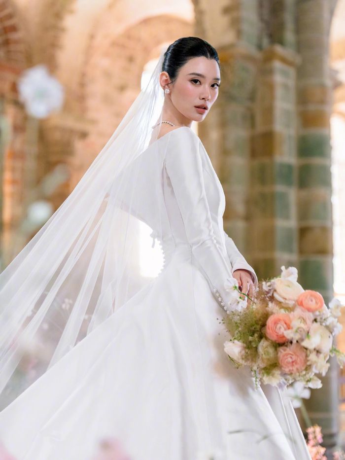 Không chỉ là những món trang sức đắt giá, chiếc dây chuyền hồng ngọc hay chuỗi ngọc trai Hề Mộng Dao đeo trong đám cưới còn mang ý nghĩa truyền thừa đặc biệt. Chính những câu chuyện phía sau các bảo vật gia tộc này đã góp phần tạo nên sức hút riêng cho hôn lễ thế kỷ của cặp đôi.