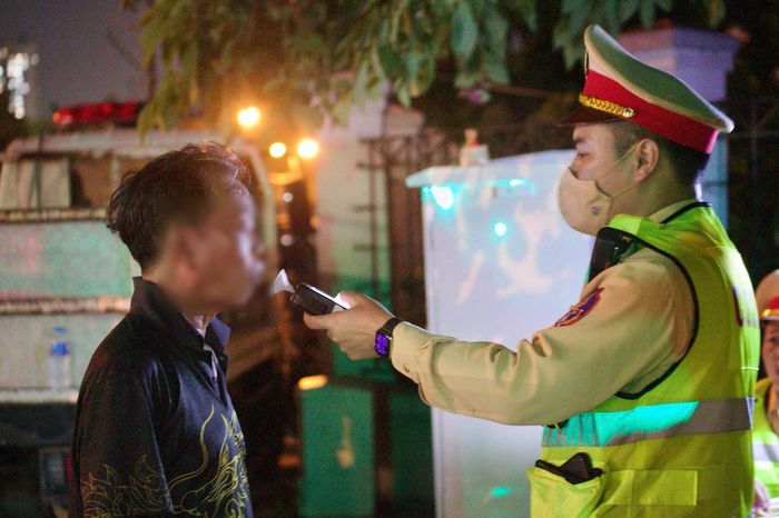 Người đàn ông thừa nhận sử dụng bia sau khi chơi thể thao.