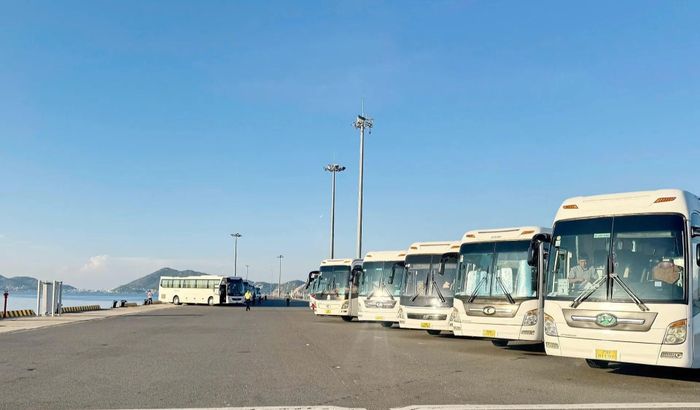 Dàn xe chờ đón khách ở cảng Cam Ranh của Công ty TNHH TM và Dịch vụ lữ hành Saigontourist 
