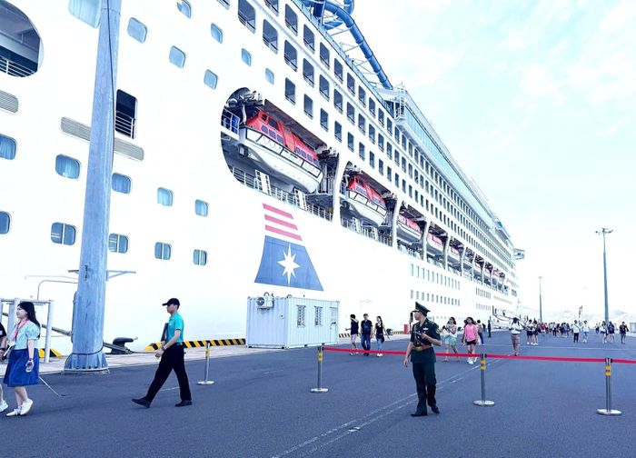 Du khách đa quốc tịch trên tàu du lịch biển khổng lồ mang tên STAR VOYAGER đã bắt đầu rời tàu để tiếp tục hành trình tham quan Xứ Trầm Hương