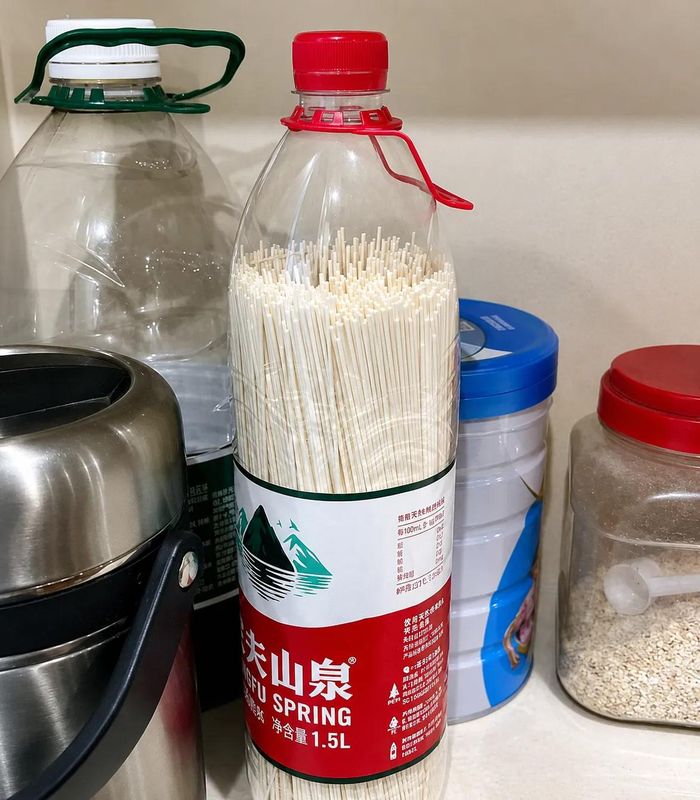 Cho mì vào chai nhựa có thể bảo quản lâu hơn và tránh tình trạng ẩm mốc