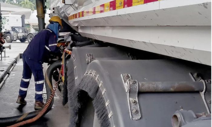 Một tài xế châm dầu diesel sinh học vào xe bồn tại nhà ga phân phối Thung lũng Klang ở Putrajaya, Malaysia vào ngày 4/6 - Ảnh: Bộ trưởng Trồng trọt và Hàng hóa Malaysia
