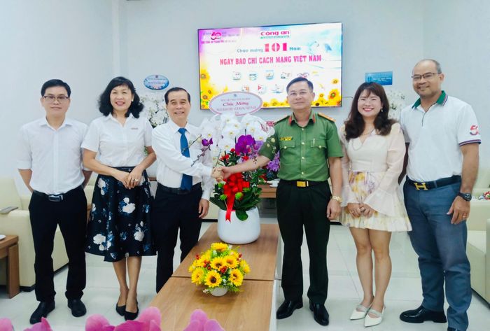 Đoàn Bệnh viện Nhân dân Gia Định đến thăm, chúc mừng Ban Chuyên đề Công an TPHCM