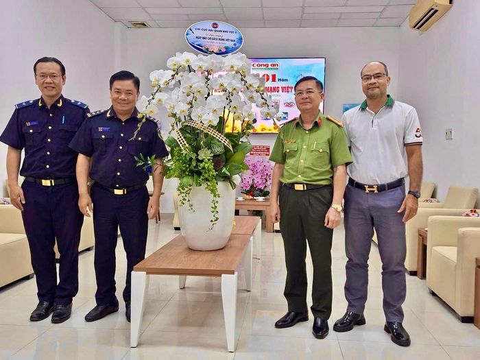 Đoàn đại biểu Hải quan Khu vực II đến thăm, chúc mừng Ban Chuyên đề Công an TPHCM