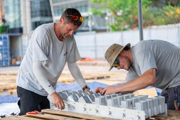 Các kỹ thuật viên đội Đức đang tỉ mỉ sắp đặt, chuẩn bị trận địa pháo tốt nhất để sẵn sàng tỏa sáng trong đêm diễn.