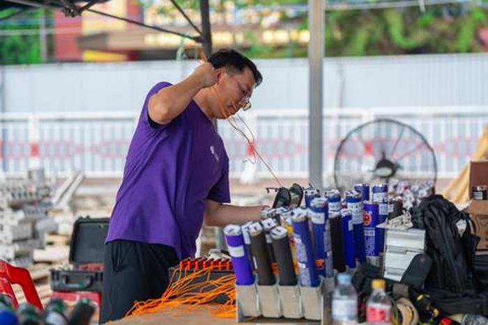 Các kỹ thuật viên của đội Ma Cao (Trung Quốc) đang lắp đặt pháo, thiết bị, chuẩn bị cho đêm diễn bùng nổ