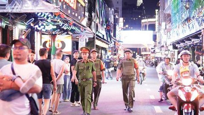 Tuần tra bảo đảm an ninh trật tự trên từng khu phố