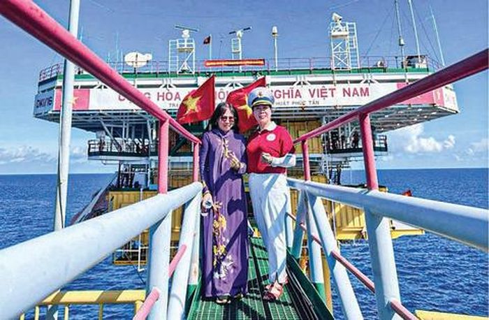 Tác giả chụp hình trên Nhà giàn