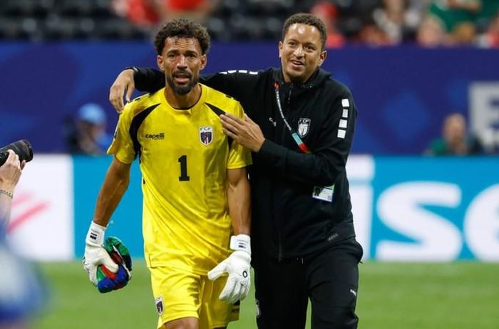 Vozinha (trái) bật khóc sau trận Cape Verde hòa Tây Ban Nha ở lượt đầu bảng H World Cup 2026