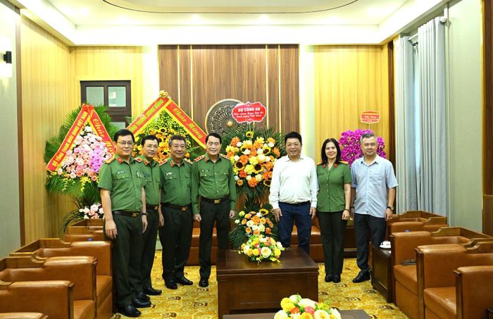 Thứ trưởng Lê Quốc Hùng cùng Đoàn công tác của Bộ Công an chúc mừng Báo Nhân Dân