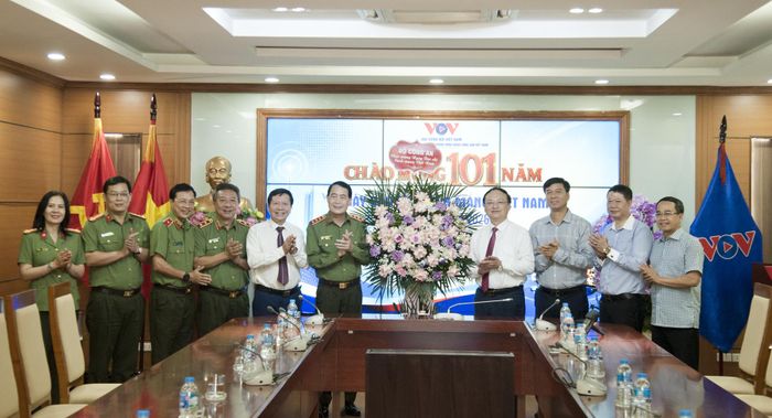 Thứ trưởng Lê Quốc Hùng cùng Đoàn công tác của Bộ Công an chúc mừng Đài Tiếng nói Việt Nam