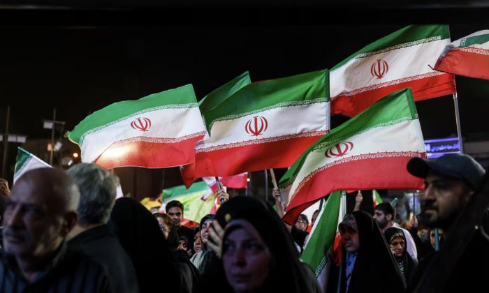Người dân vẫy cờ Iran trong một cuộc biểu tình ở Tehran, Iran, ngày 29/5/2026 - Ảnh: West Asia News Agency