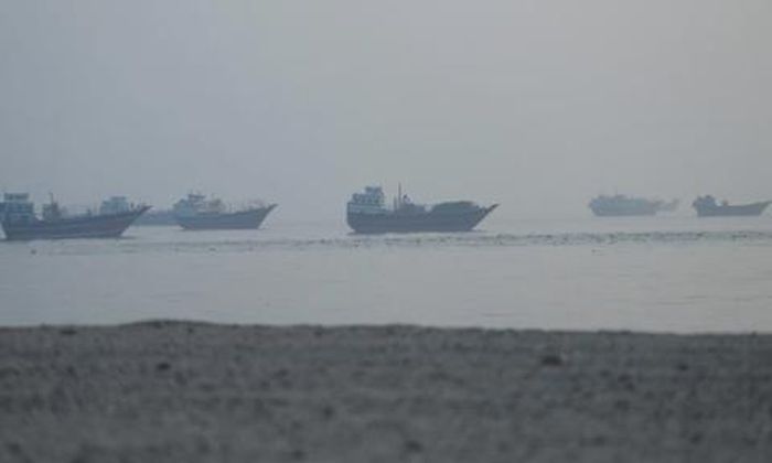 Tàu thuyền di chuyển trên eo biển Hormuz - Ảnh: Reuters