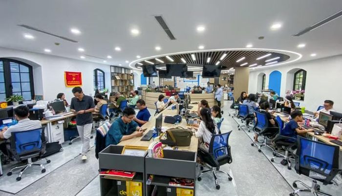 Không khí làm việc sôi nổi tại tòa soạn hội tụ Báo Nhân Dân điện tử. Ảnh: Thành Đạt