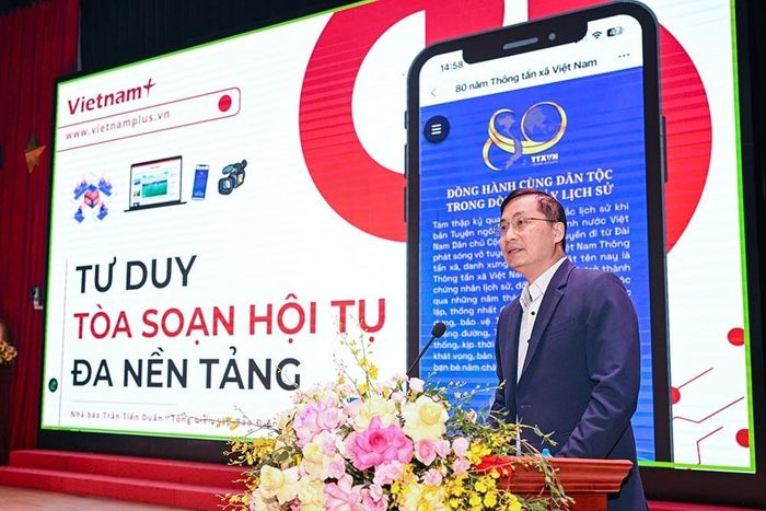 Nhà báo Trần Tiến Duẩn - Tổng Biên tập Báo Điện tử VietnamPlus, Thông tấn xã Việt Nam trình bày chuyên đề về tòa soạn hội tụ, đa nền tảng. Ảnh: Minh Sơn