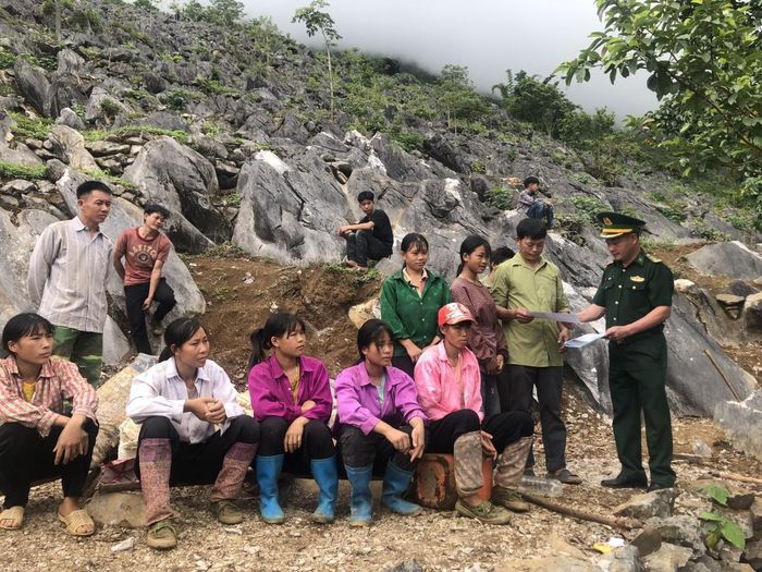  Cán bộ Đồn Biên phòng Xuân Trường hướng dẫn người dân xóm biên giới Mác Nẻng, xã Khánh Xuân truy cập hòm thư điện tử tiếp nhận tin báo tố giác tội phạm ẩn danh. 