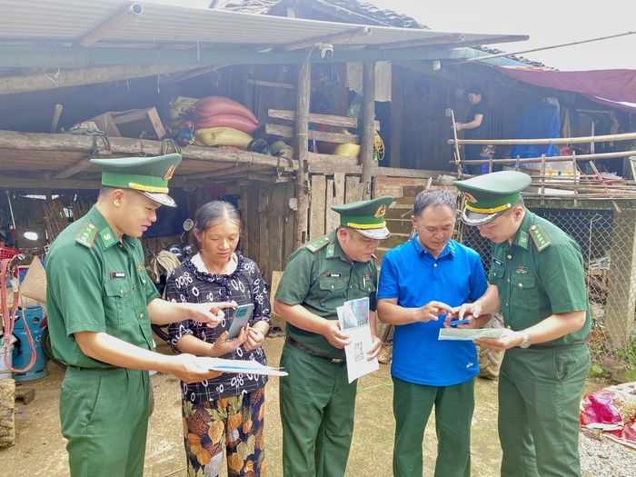  Tổ công tác chuyển đổi số Đồn Biên phòng Xuân Trường hướng dẫn người dân xóm Bản Chuồng, xã Xuân Trường sử dụng hòm thư điện tử tiếp nhận tin báo tố giác tội phạm ẩn danh. Ảnh Quốc Sơn 