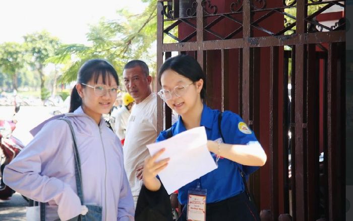An Nhiên (phải) tham gia tình nguyện tiếp sức mùa thi.