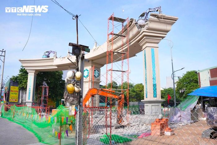 Cổng chào khu đô thị Vạn Phúc City đang được dỡ bỏ để mở rộng Quốc lộ 13.