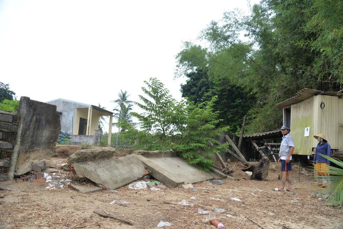 Ông Phan Thu (63 tuổi) cho biết hiện tượng sạt lở đã xuất hiện trước đây, khu vực ven sông còn có những bãi bồi rộng, cây cối xanh tốt và là nơi canh tác hoa màu của nhiều hộ dân. Tuy nhiên, qua từng mùa mưa lũ, dòng sông liên tục thay đổi dòng chảy, khoét sâu vào bờ khiến đất đai bị cuốn trôi, nhà cửa của người dân bị đặt trong tình trạng báo động.