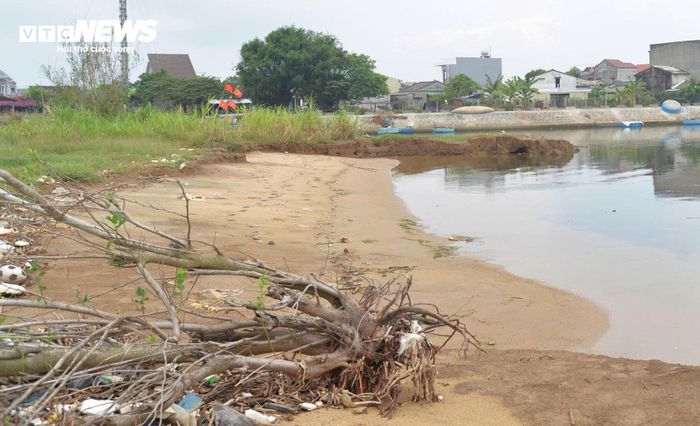 "Nước sông liên tục “ăn” sâu vào bờ, mỗi năm mất từ 5 - 7m đất. Tính đến nay, gia đình tôi đã mất hơn 500m² đất nông nghiệp. Nếu tình trạng này tiếp diễn, không chỉ đất sản xuất mà cả nhà cửa của hàng chục hộ dân ven sông cũng sẽ bị đe dọa”, ông Thu nói.