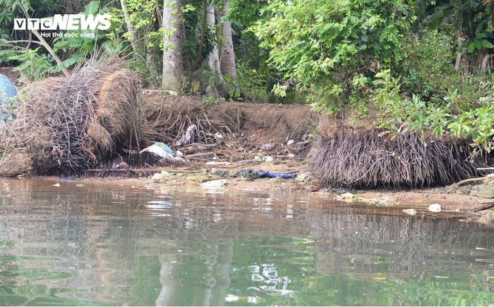Phó Chủ tịch UBND xã Tịnh Khê Nguyễn Hoài Thanh cho biết trên địa bàn xã hiện có hai điểm sạt lở bờ sông trọng điểm. Trong đó, xóm Khê Nam (thôn Trường Định) là khu vực bị ảnh hưởng nặng nề nhất với khoảng 50 hộ dân chịu tác động trực tiếp; xóm Gò Đá (thôn Phú Vinh) có khoảng 20 hộ dân nằm trong vùng nguy cơ.
